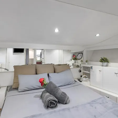 Barco Muy Romantico Con Parking Barcelona